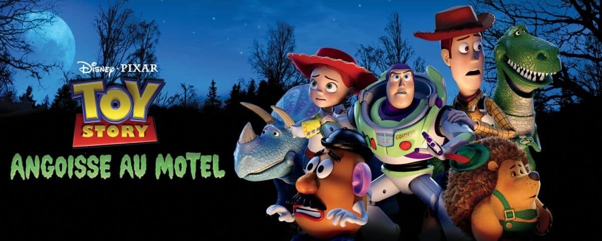 Image promotionnelle pour "Toy Story : Angoisse au Motel" de Disney Pixar mettant en vedette les personnages Woody, Jessie, Buzz l'Éclair et d'autres avec un ciel nocturne éclairé par la lune en arrière-plan.