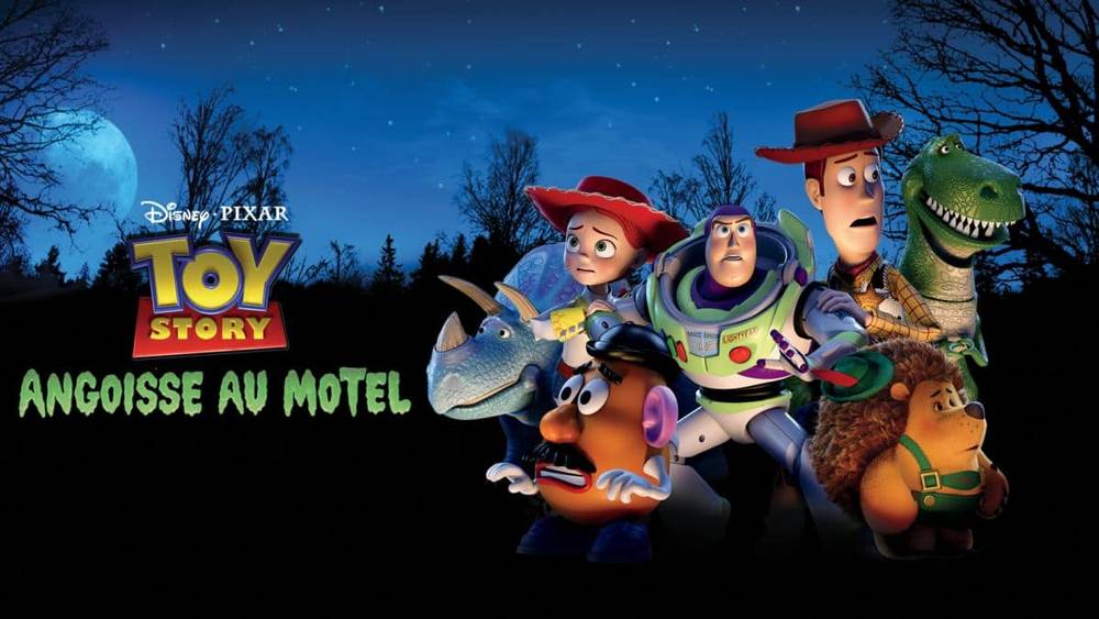 Image promotionnelle pour "Toy Story : Angoisse au Motel" de Disney Pixar mettant en vedette les personnages Woody, Jessie, Buzz l'Éclair et d'autres avec un ciel nocturne éclairé par la lune en arrière-plan.