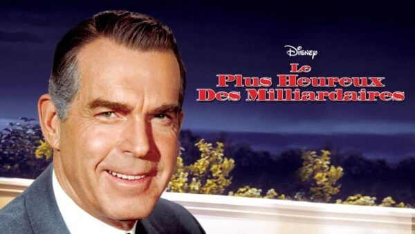 Image promotionnelle pour un film de Disney intitulé "Le Plus Heureux des Milliardaires", mettant en vedette un homme caucasien souriant d'âge moyen vêtu d'un costume, sur fond de ciel crépusculaire.