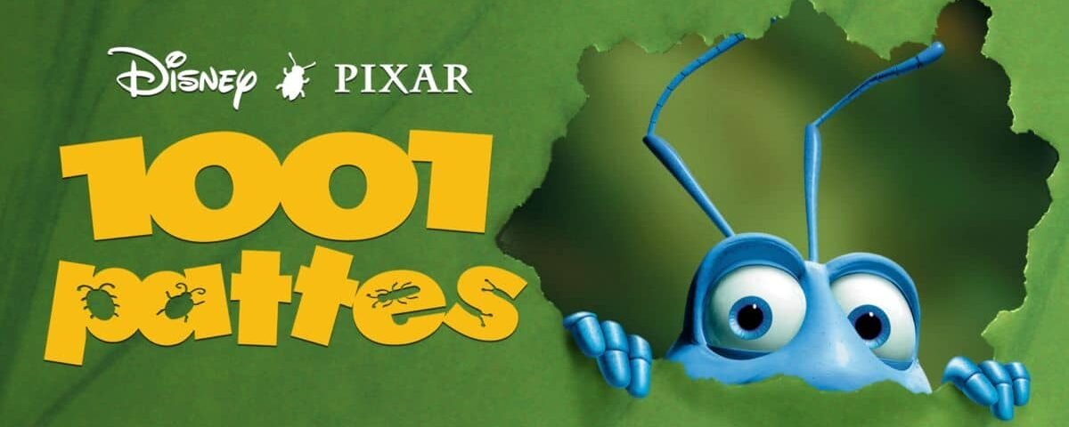 Image promotionnelle pour "A Bug's Life" de Disney Pixar mettant en vedette le personnage Flik regardant à travers un trou en forme de feuille sur fond vert, avec le titre du film "Les Enfants du
