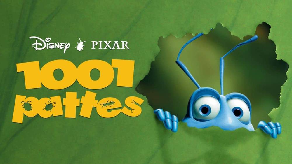 Image promotionnelle pour "A Bug's Life" de Disney Pixar mettant en vedette le personnage Flik regardant à travers un trou en forme de feuille sur fond vert, avec le titre du film "Les Enfants du