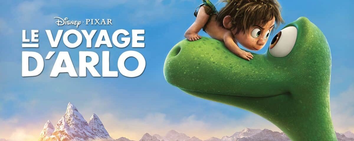 Image promotionnelle du film Disney Pixar "Le Bon Dinosaure" mettant en vedette un jeune garçon, Spot, perché sur la tête d'un sympathique dinosaure vert surdimensionné, Arlo, avec un