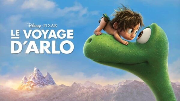 Image promotionnelle du film Disney Pixar "Le Bon Dinosaure" mettant en vedette un jeune garçon, Spot, perché sur la tête d'un sympathique dinosaure vert surdimensionné, Arlo, avec un