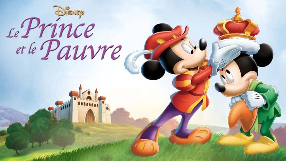 Affiche promotionnelle pour le film Disney "Le Prince et le Pauvre" mettant en vedette Mickey Mouse dans le double rôle de prince et de pauvre, avec un château et des collines verdoyantes en arrière-plan.