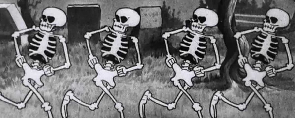 Caricature en noir et blanc des Silly Symphonies montrant cinq squelettes dansant joyeusement dans un cimetière.