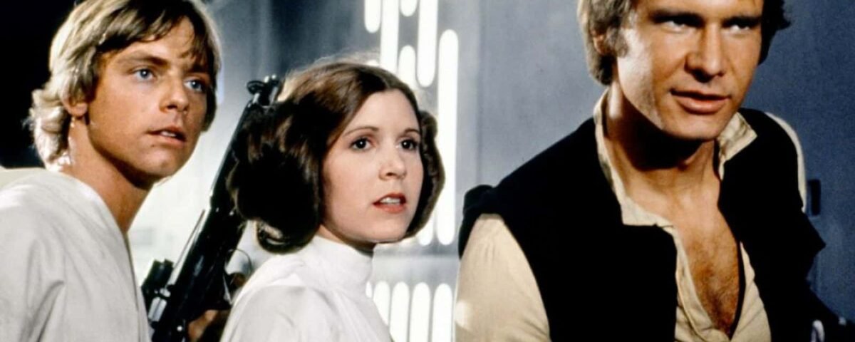 Luke Skywalker, la princesse Leia et Han Solo dans "Un nouvel espoir", réunis dans un moment tendu sur fond futuriste.