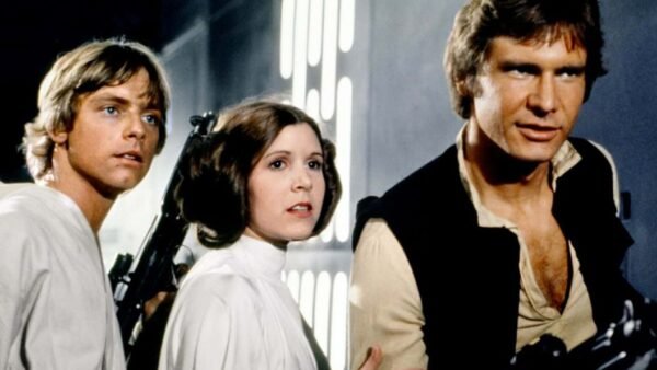 Luke Skywalker, la princesse Leia et Han Solo dans "Un nouvel espoir", réunis dans un moment tendu sur fond futuriste.