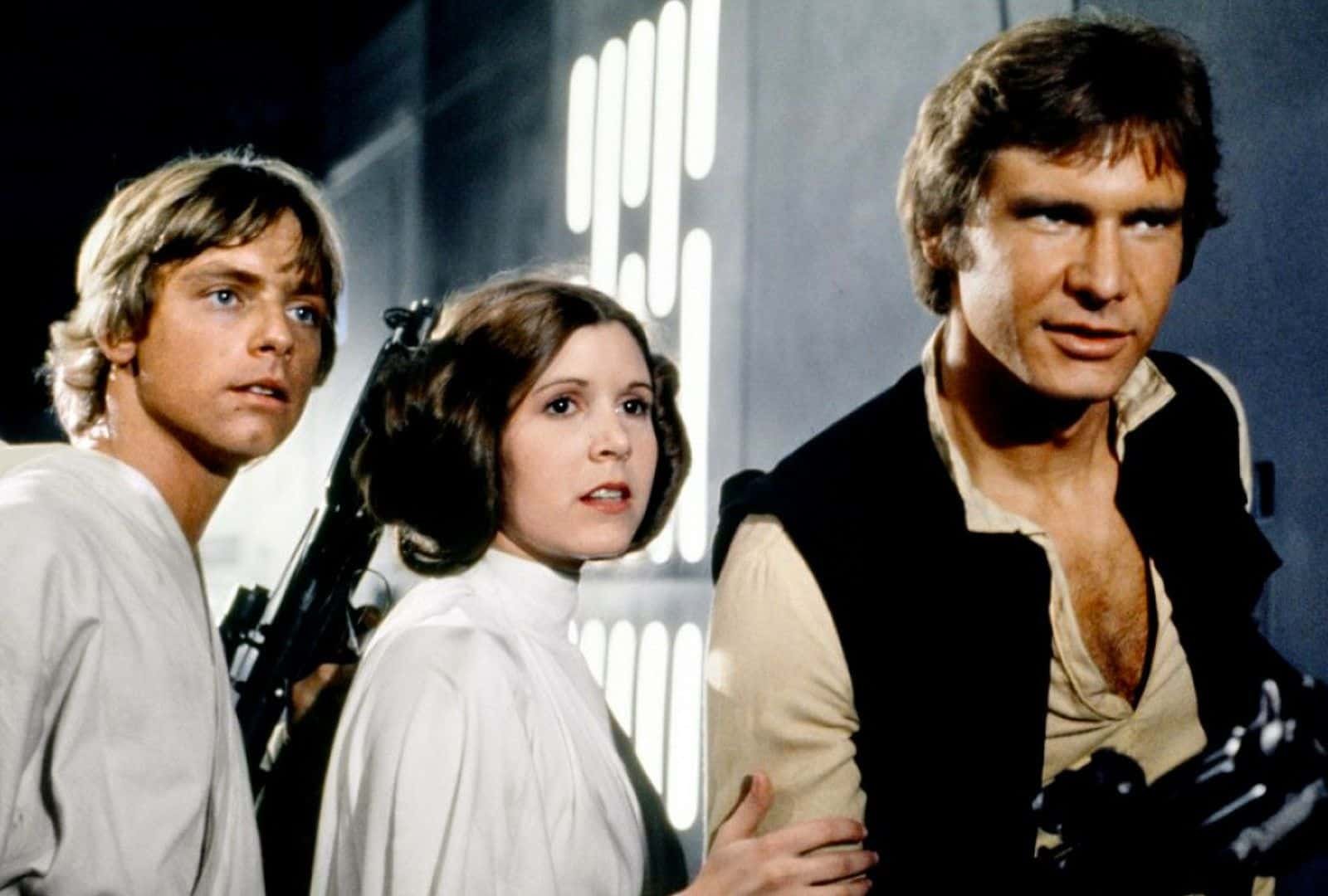 Luke Skywalker, la princesse Leia et Han Solo dans "Un nouvel espoir", réunis dans un moment tendu sur fond futuriste.