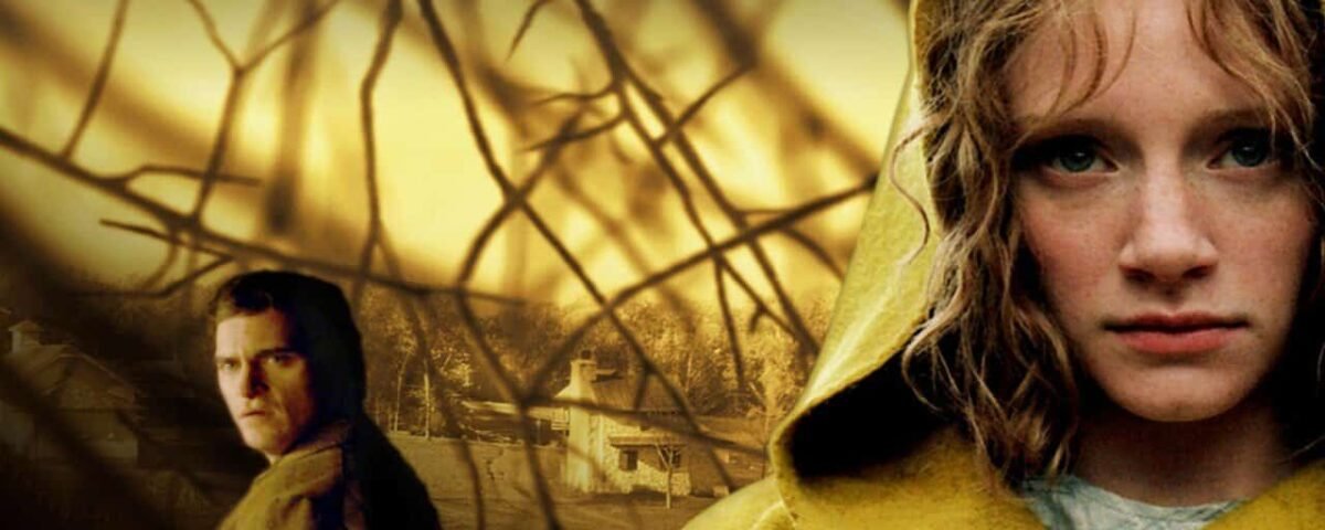 Affiche promotionnelle pour un film dramatique mettant en scène au premier plan une jeune femme en imperméable jaune, à l'air sombre, avec un homme flou et une scène de banlieue en arrière-plan du village.