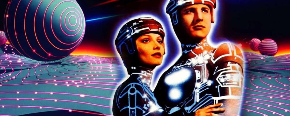 Une affiche promotionnelle pour le film « Tron », mettant en vedette deux personnages vêtus de costumes futuristes avec des motifs de type circuit, dans un paysage numérique stylisé avec des grilles de néon et des sphères flottantes.