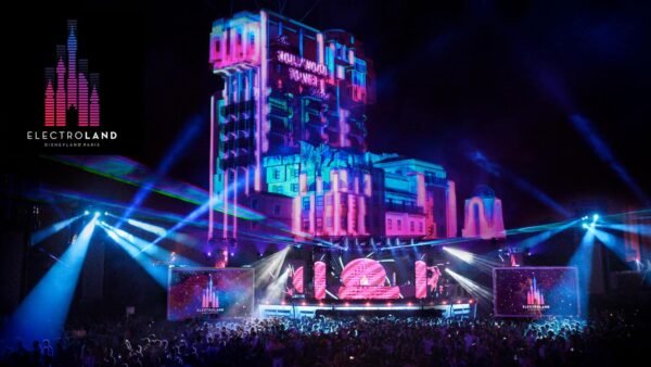 Une scène vibrante à Electroland, Disneyland Paris, montrant une grande foule profitant d'un spectacle de lumière spectaculaire projeté sur la façade d'un château sur le thème de Disney, avec des lasers colorés et des lumières de scène.