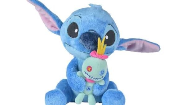 Une peluche de Stitch de Lilo & Stitch, représentée en bleu avec des oreilles surdimensionnées, tenant une peluche plus petite conçue pour un concours, isolée sur fond blanc.