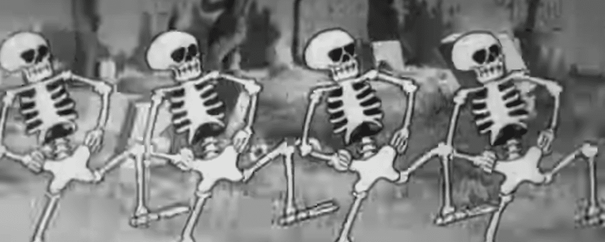 Cinq squelettes animés exécutant une danse macabre en ligne, représentés en noir et blanc avec un effet de film granuleux et vintage.