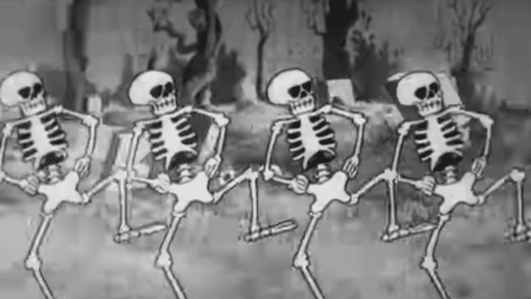Cinq squelettes animés exécutant une danse macabre en ligne, représentés en noir et blanc avec un effet de film granuleux et vintage.