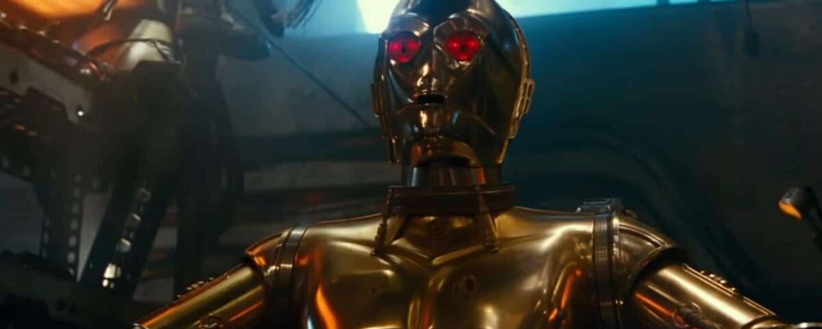 Un robot humanoïde doré rappelant C3PO, avec des yeux rouges brillants dans un environnement industriel faiblement éclairé, exprimant un sentiment de technologie avancée et une légère menace.