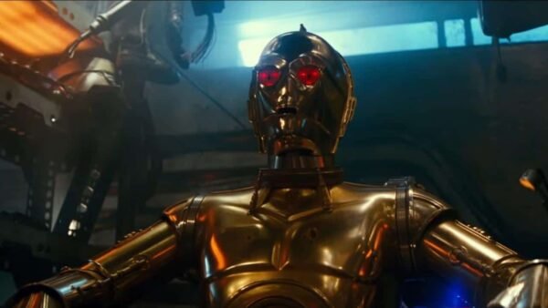 Un robot humanoïde doré rappelant C3PO, avec des yeux rouges brillants dans un environnement industriel faiblement éclairé, exprimant un sentiment de technologie avancée et une légère menace.
