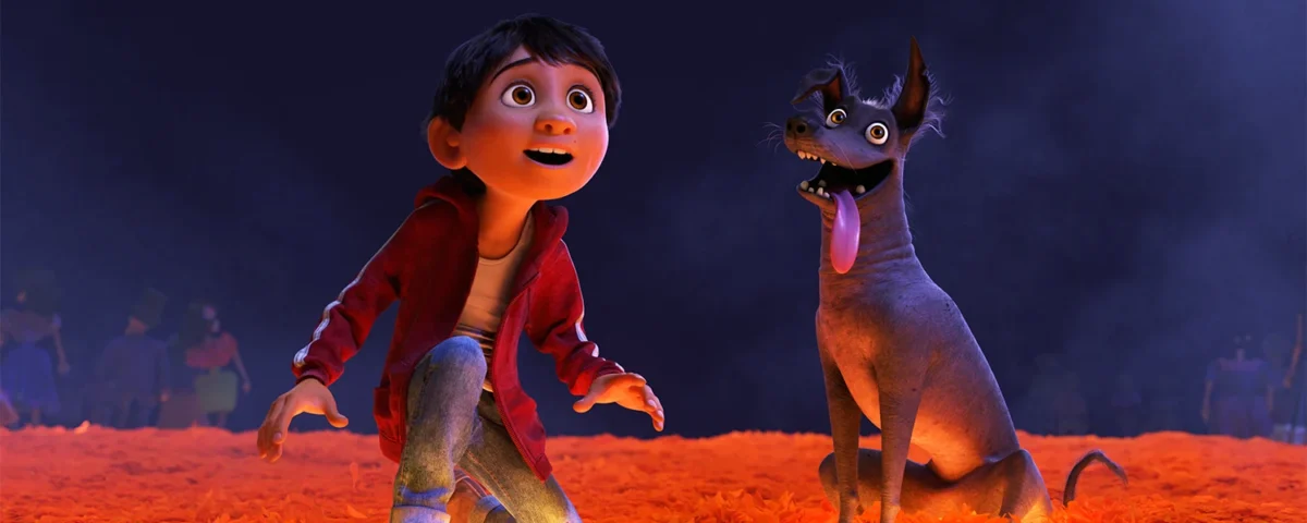 Un garçon et un chien aux expressions ludiques se tiennent sur des pétales orange brillants, avec des foules excitées sur un fond sombre, transmettant une scène d'émerveillement et de joie inspirée de « Coco » de Pixar.
