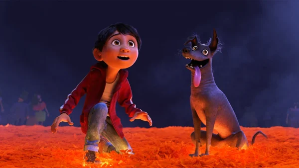 Un garçon et un chien aux expressions ludiques se tiennent sur des pétales orange brillants, avec des foules excitées sur un fond sombre, transmettant une scène d'émerveillement et de joie inspirée de « Coco » de Pixar.
