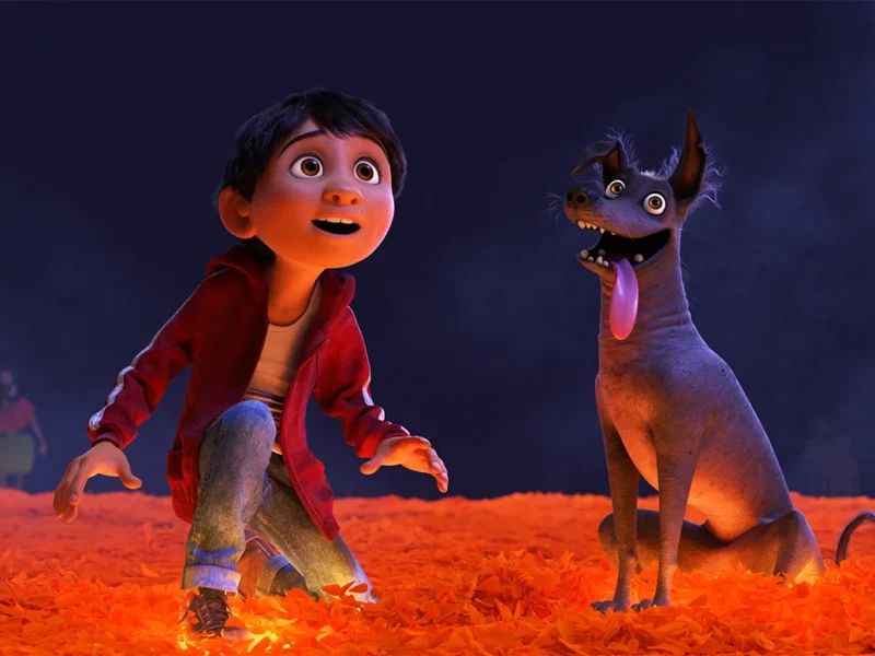 Un garçon et un chien aux expressions ludiques se tiennent sur des pétales orange brillants, avec des foules excitées sur un fond sombre, transmettant une scène d'émerveillement et de joie inspirée de « Coco » de Pixar.