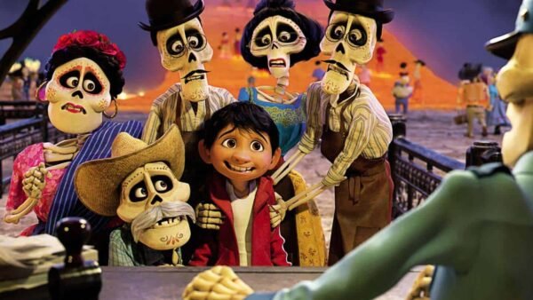 Une scène joyeuse du film Pixar "Coco" mettant en vedette Miguel, entouré de ses ancêtres squelettiques, souriant dans un pays de morts coloré, avec un pont et des pétales de souci brillants au milieu.