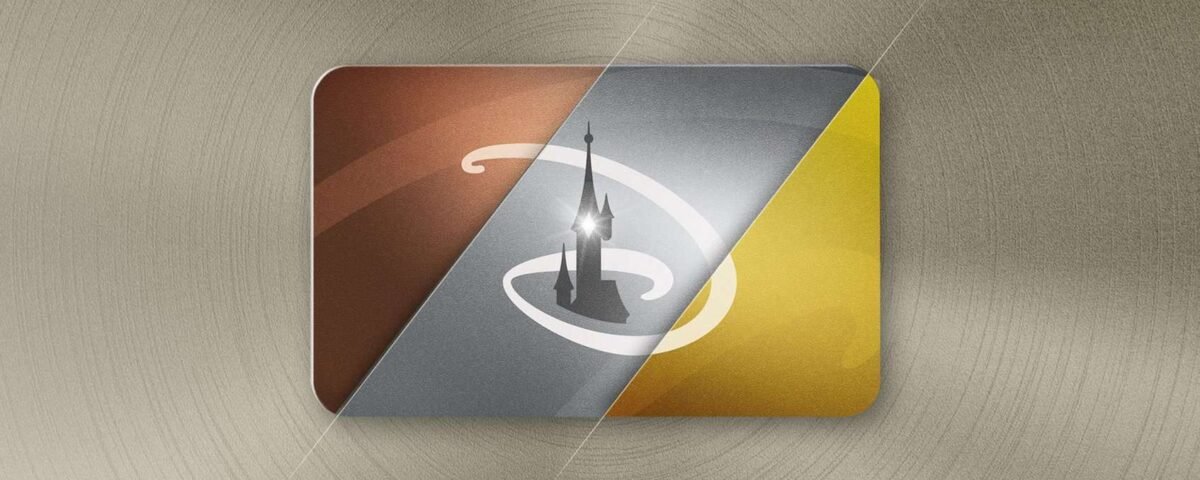 Illustration d'un pass Disneyland Paris stylisé et incliné avec un fond texturé doré et bronze. La carte présente un phare noir sur un champ circulaire gris et jaune.