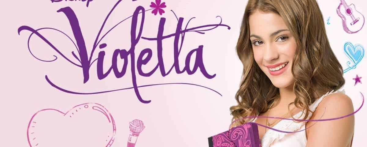 Image promotionnelle pour "Violetta" de Disney représentant une jeune femme souriante aux longs cheveux ondulés tenant un journal intime, entourée de gribouillages artistiques comprenant un cœur et un microphone.