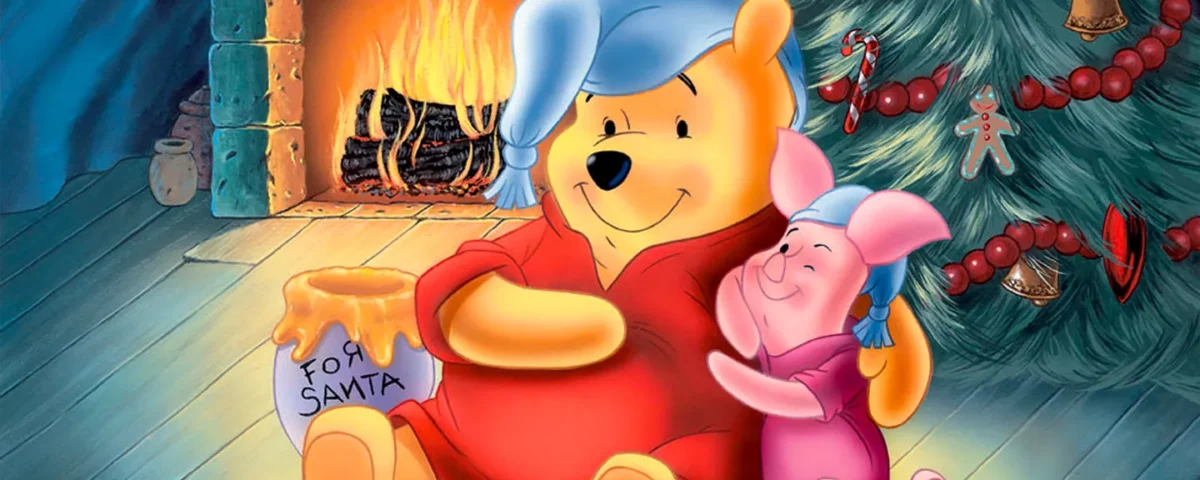 Winnie l'Ourson et Porcinet assis près d'une cheminée dans un décor de Noël chaleureux ; L'ourson porte un chapeau bleu et tient un pot étiqueté "pour le Père Noël" comme Porcinet, en rose