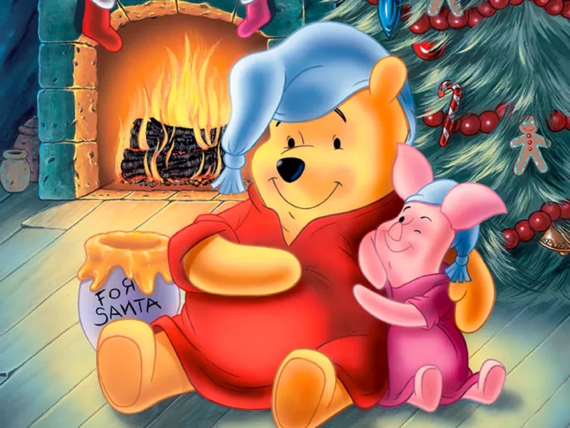 Winnie l'Ourson et Porcinet assis près d'une cheminée dans un décor de Noël chaleureux ; L'ourson porte un chapeau bleu et tient un pot étiqueté "pour le Père Noël" comme Porcinet, en rose