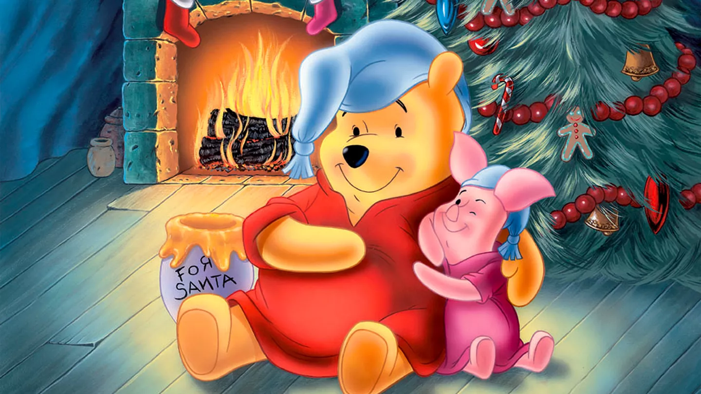Winnie l'Ourson et Porcinet assis près d'une cheminée dans un décor de Noël chaleureux ; L'ourson porte un chapeau bleu et tient un pot étiqueté "pour le Père Noël" comme Porcinet, en rose