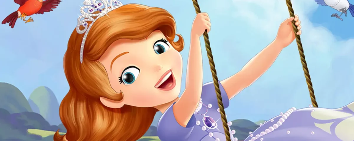 Illustration d'une jeune princesse Disney aux cheveux bruns, vêtue d'une robe violette et d'un diadème, se balançant joyeusement sur une balançoire en corde, avec deux oiseaux colorés volant à proximité sur un ciel bleu pittoresque et