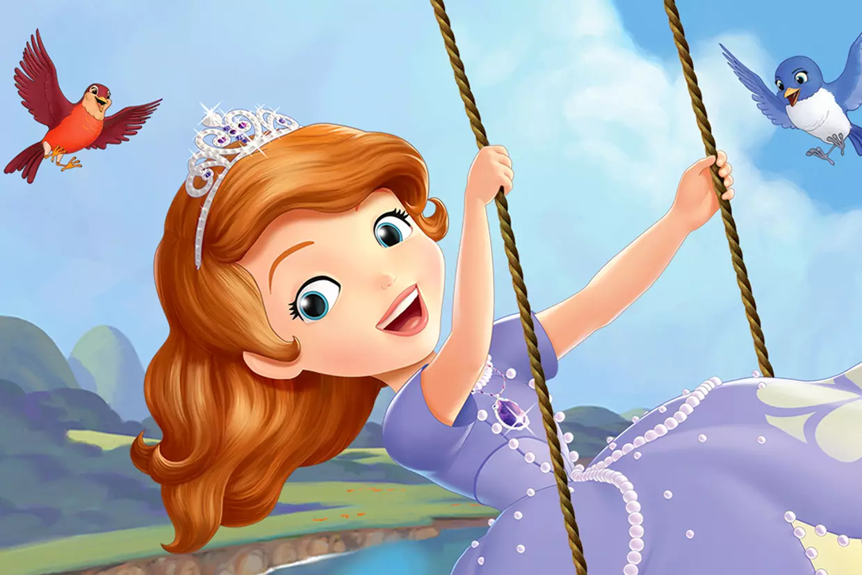 Illustration d'une jeune princesse Disney aux cheveux bruns, vêtue d'une robe violette et d'un diadème, se balançant joyeusement sur une balançoire en corde, avec deux oiseaux colorés volant à proximité sur un ciel bleu pittoresque et