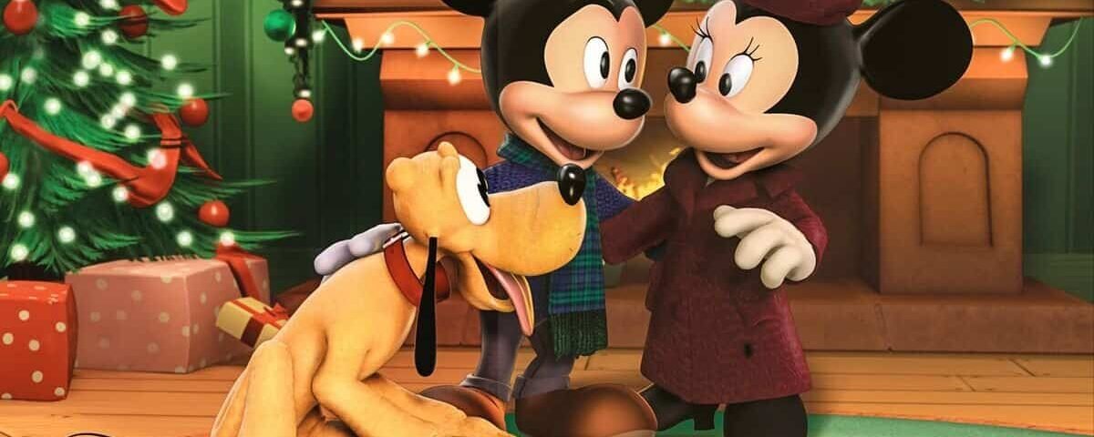 Mickey Mouse et Minnie Mouse dans une salle de fête, se tenant la main avec Pluto le chien à leurs côtés, entourés de décorations et de cadeaux "Il était deux fois Noël".