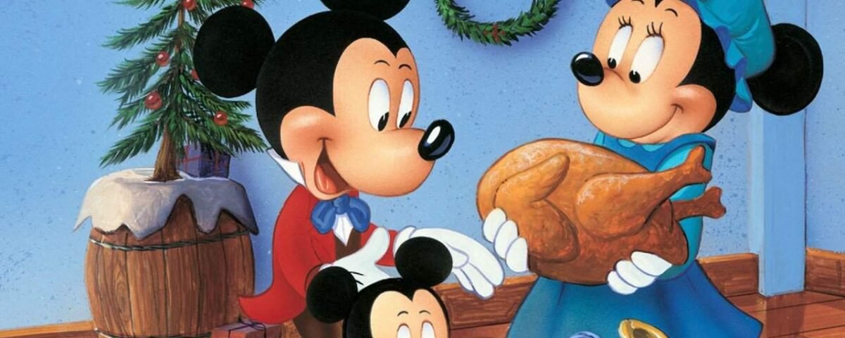 Mickey Mouse, Minnie Mouse et Pluton fêtent Noël. Minnie tient une dinde rôtie, tandis que Pluton est assise avec des cadeaux. Un arbre décoré est en arrière-plan.