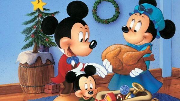 Mickey Mouse, Minnie Mouse et Pluton fêtent Noël. Minnie tient une dinde rôtie, tandis que Pluton est assise avec des cadeaux. Un arbre décoré est en arrière-plan.