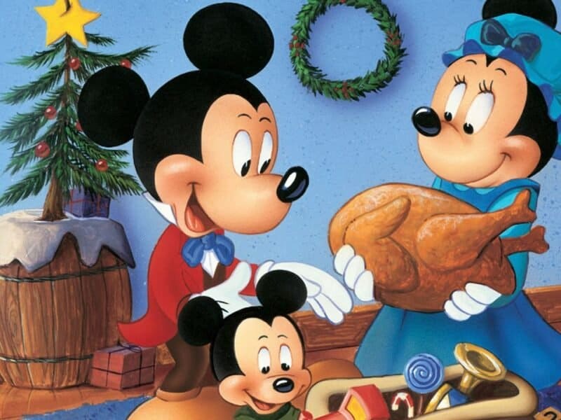 Mickey Mouse, Minnie Mouse et Pluton fêtent Noël. Minnie tient une dinde rôtie, tandis que Pluton est assise avec des cadeaux. Un arbre décoré est en arrière-plan.