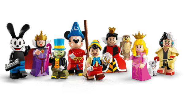 Une gamme de diverses figurines Disney Lego représentant des personnages emblématiques, notamment un magicien, un pirate, un roi, une reine et un guerrier, le tout debout sur un fond vert uni.