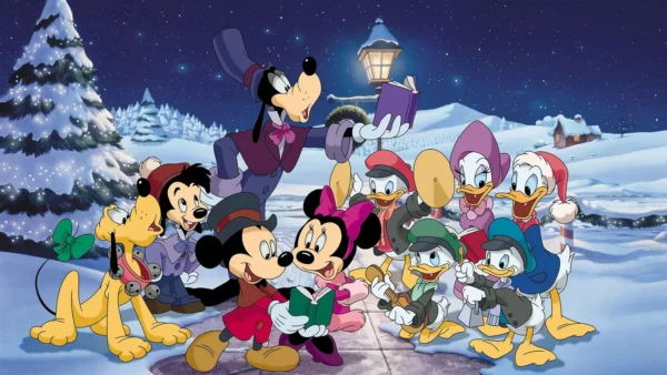 Une scène de Noël festive avec des personnages Disney dont Mickey, Minnie, Donald et Dingo chantant joyeusement des chants de Noël près d'un lampadaire dans un paysage enneigé la nuit.