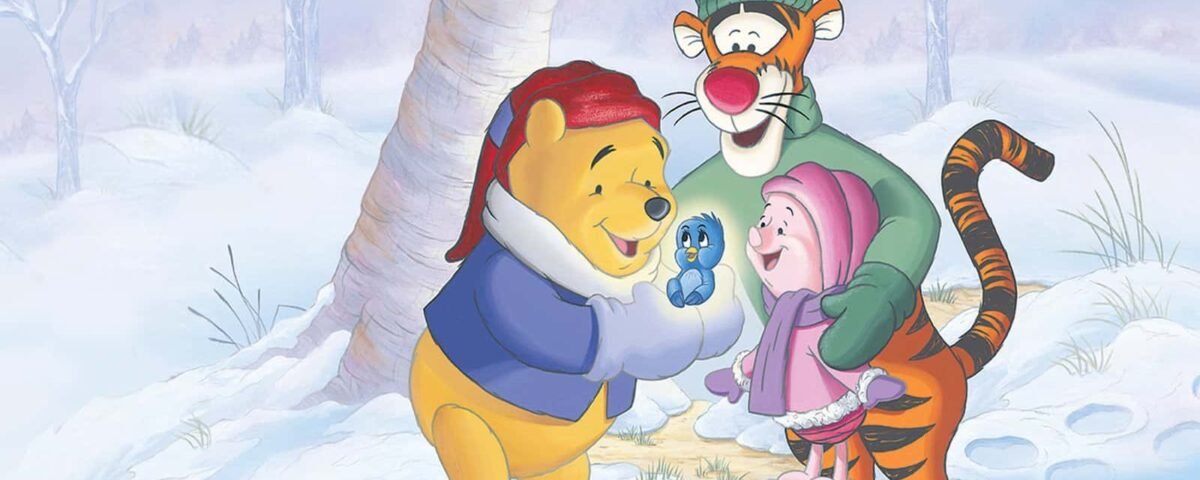 Winnie l'ourson, tigre, et un jeune garçon habillés chaudement, debout dans un paysage enneigé et arboré, partageant un moment de bonheur ensemble. Tigrou semble chuchoter dans le
