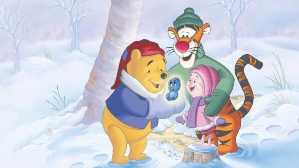 Winnie l'ourson, tigre, et un jeune garçon habillés chaudement, debout dans un paysage enneigé et arboré, partageant un moment de bonheur ensemble. Tigrou semble chuchoter dans le