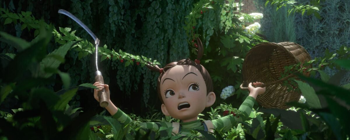 Le personnage animé Aya, aux cheveux courts, tenant une faucille, réagit avec surprise dans un jardin luxuriant avec un panier sur le dos. La lumière du soleil filtre à travers un feuillage dense.