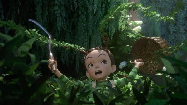 Le personnage animé Aya, aux cheveux courts, tenant une faucille, réagit avec surprise dans un jardin luxuriant avec un panier sur le dos. La lumière du soleil filtre à travers un feuillage dense.