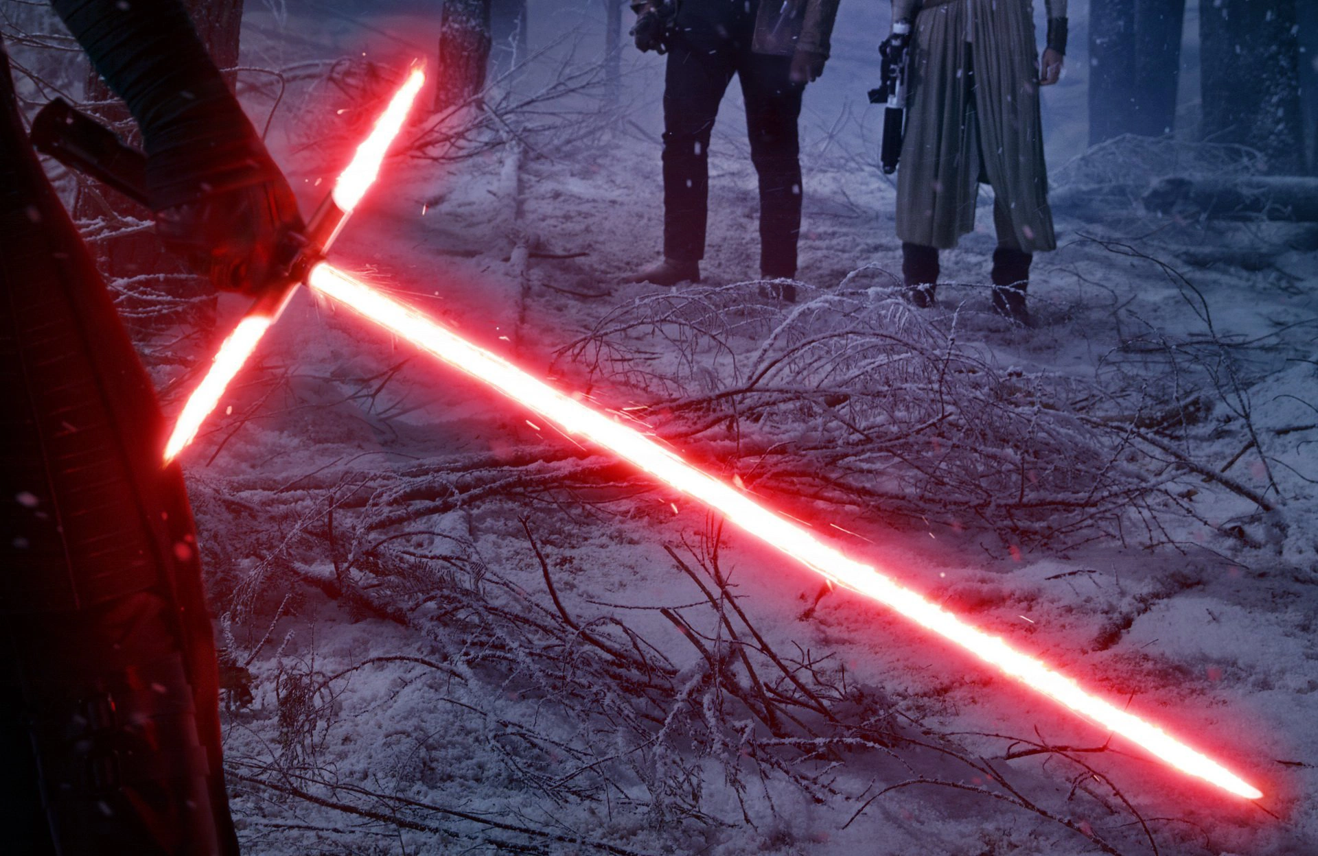 Un laser sabre crossguard rouge brillant se trouve sur un sol couvert de givre dans une forêt enneigée, avec deux personnages sombres debout en arrière-plan.