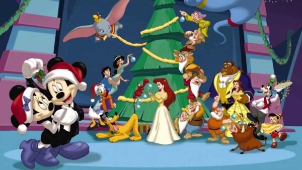 Image colorée de personnages Disney célébrant la magie de Noël, mettant en vedette Mickey, Minnie et d'autres autour d'un sapin décoré, dans un décor festif et joyeux.