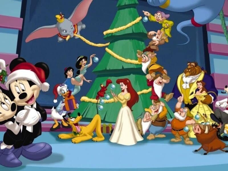 Image colorée de personnages Disney célébrant la magie de Noël, mettant en vedette Mickey, Minnie et d'autres autour d'un sapin décoré, dans un décor festif et joyeux.