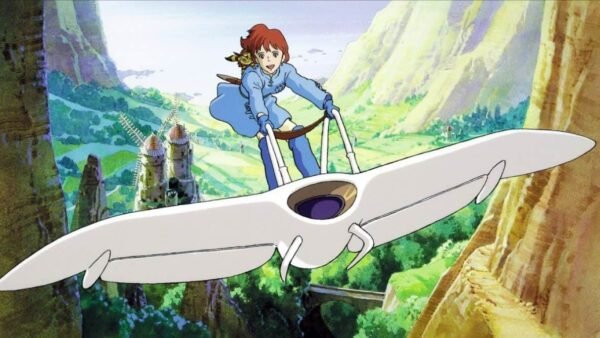 Un film d'animation montrant une jeune femme aux cheveux roux courts survolant la Vallée du Vent à bord d'un planeur blanc futuriste avec un château en arrière-plan.