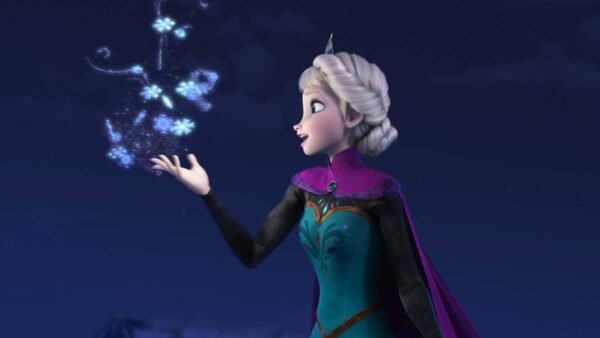 Elsa de « Disney's Frozen » crée des flocons de neige avec ses pouvoirs de glace sous un ciel étoilé.