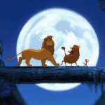 Un lion, un phacochère et un suricate se découpent sur une grande pleine lune alors qu'ils marchent sur une bûche tombée dans une scène nocturne tranquille, incarnant l'esprit de