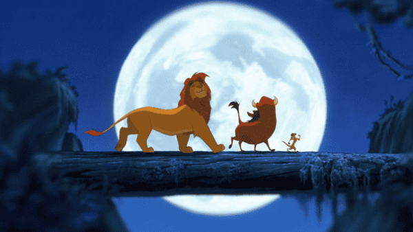 Un lion, un phacochère et un suricate se découpent sur une grande pleine lune alors qu'ils marchent sur une bûche tombée dans une scène nocturne tranquille, incarnant l'esprit de