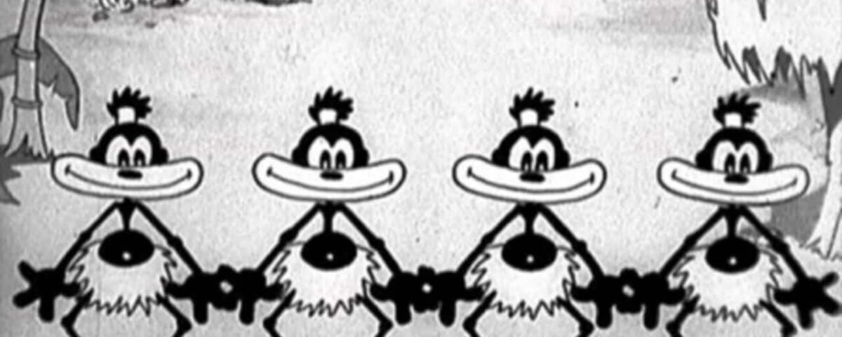 Image en noir et blanc de cinq personnages Disney animés et originaux avec de grands yeux et des corps moelleux, chacun arborant un large sourire à pleines dents et se tenant la main en ligne.