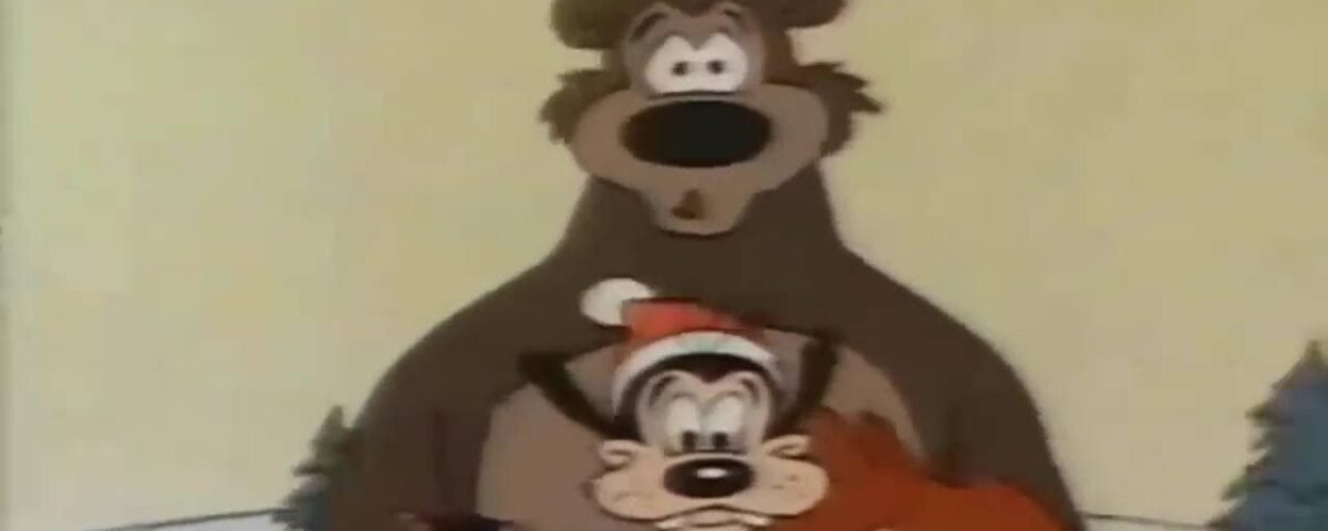 Un groupe d'animaux de dessins animés, dont un gros ours, un ours plus petit portant un chapeau et trois créatures colorées, se blottissant les unes contre les autres avec des expressions surprises pendant Noël.